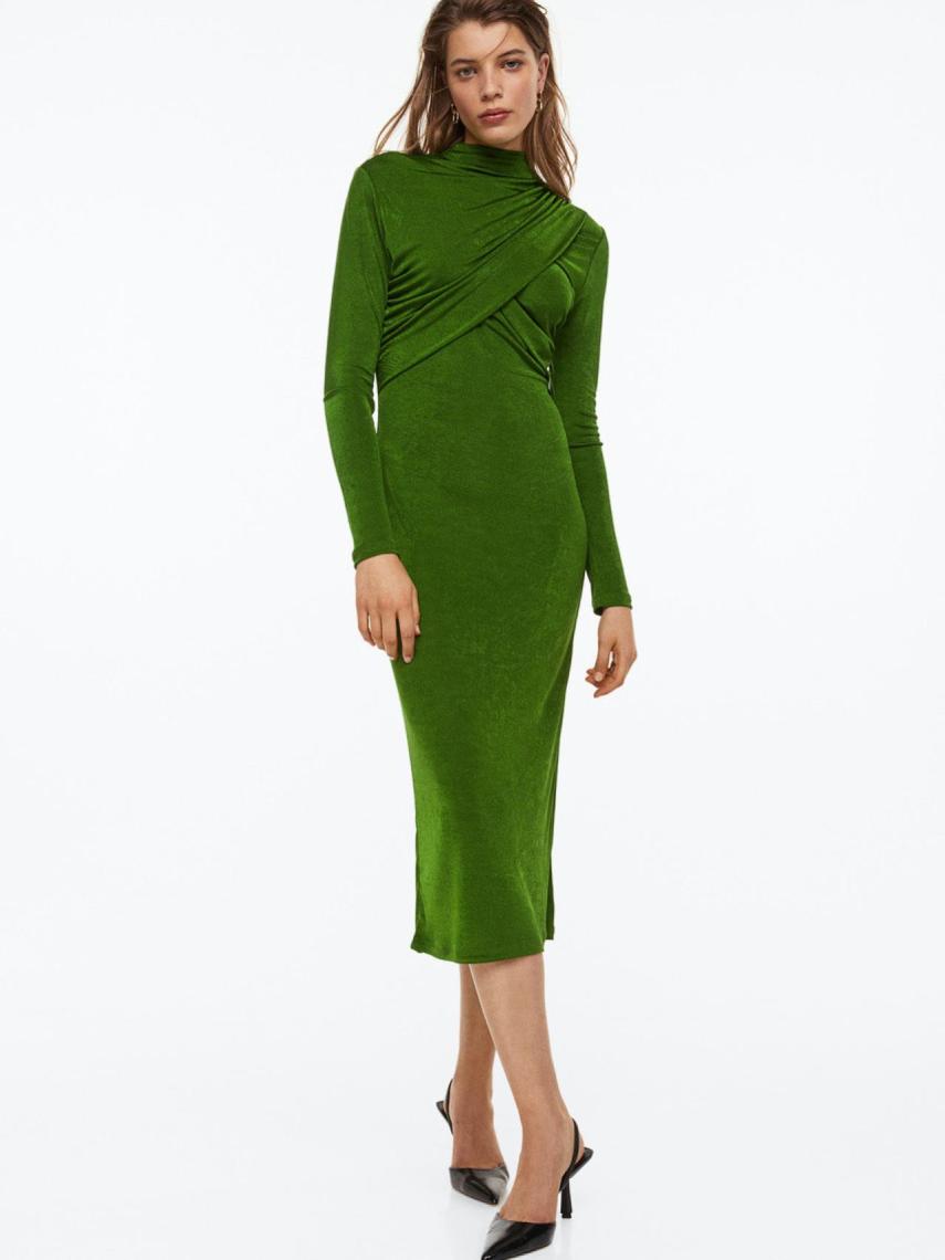 Vestido verde entallado de H&M.
