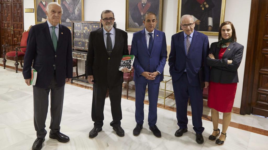 El exvicepresidente del Gobierno Alfonso Guerra asiste a la presentación del libro de José Rodríguez de la Borbolla.