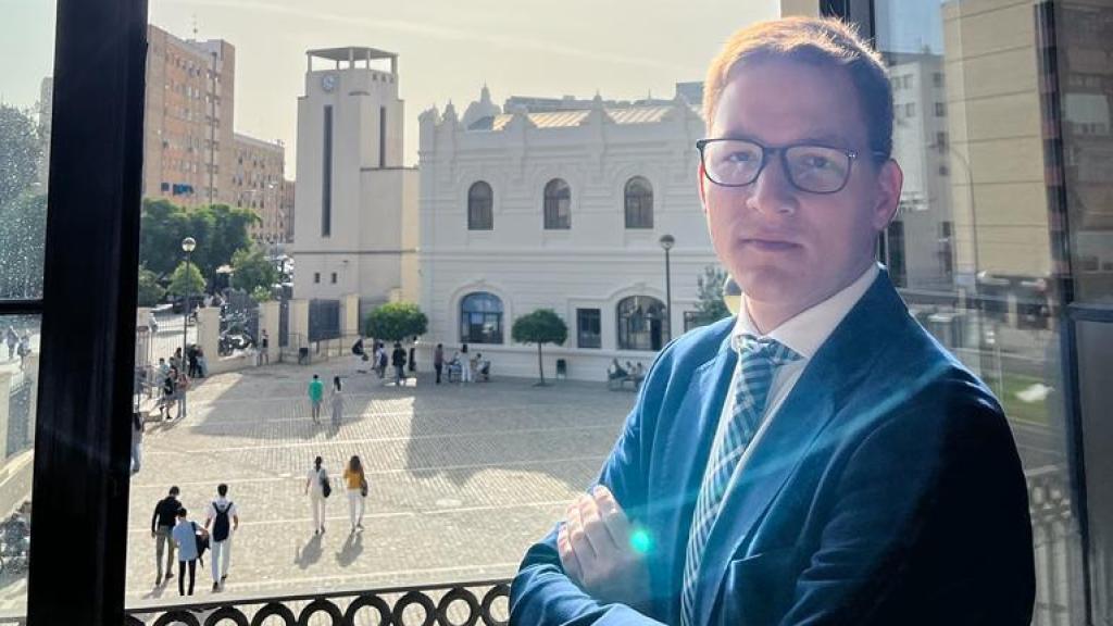 Carlos, estudiante del Doble Grado en Derecho y Finanzas en la Universidad de Sevilla.