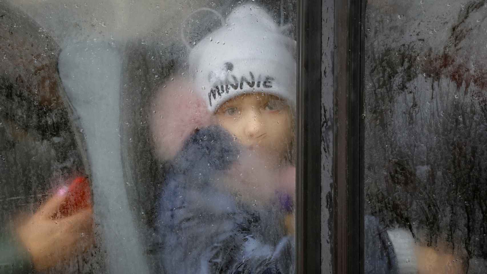 Un niño evacuado de la ciudad de Kherson , controlada por Rusia, mira en un autobús que se dirige a Crimea,