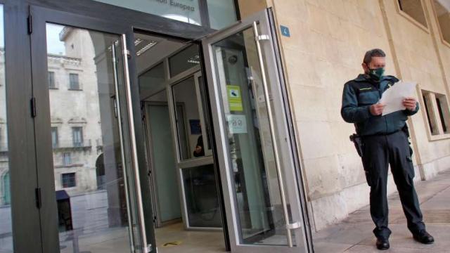 Entrada a la Audiencia de Alicante, en imagen de archivo.