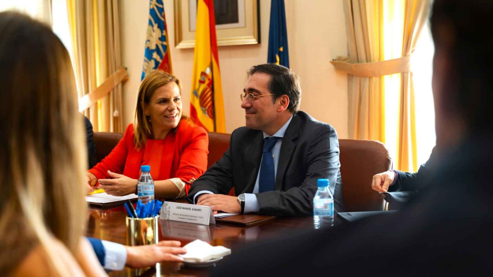 Pilar Bernabé y José Manuel Albares en la reunión con las patronales de Alicante.