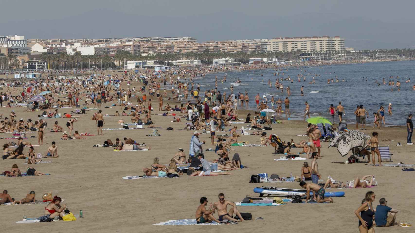 Playa de la Malvarrosa, en Valencia, hace una semana.