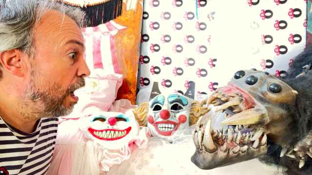 Jose Galvañ con las máscaras de payasos y de monstruos que ofrecen en Marina & Pau para Halloween.