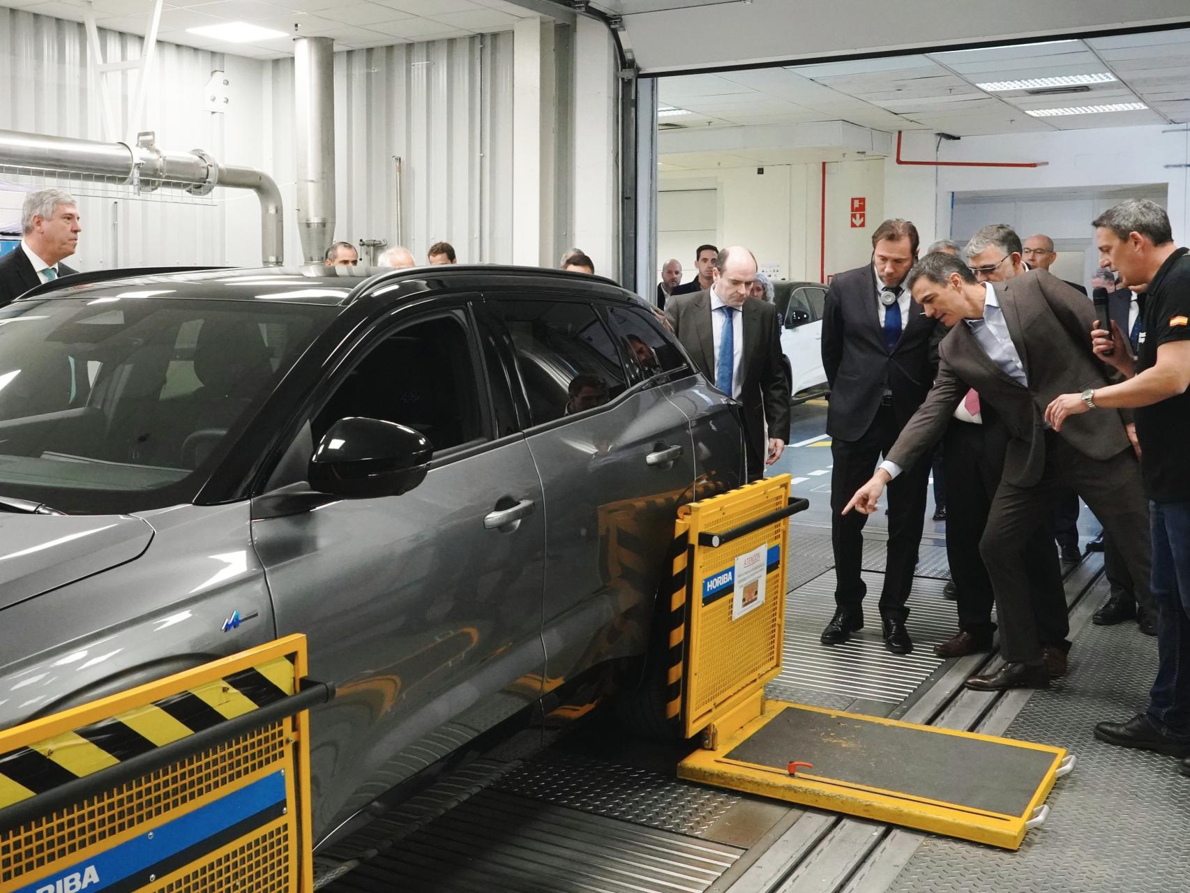 El presidente del Gobierno, Pedro Sánchez, durante su visita al centro de I+D+i de Renault, este lunes.