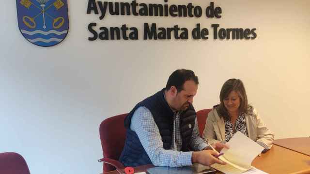 El alcalde de Santa Marta, David Mingo, firma el convenio