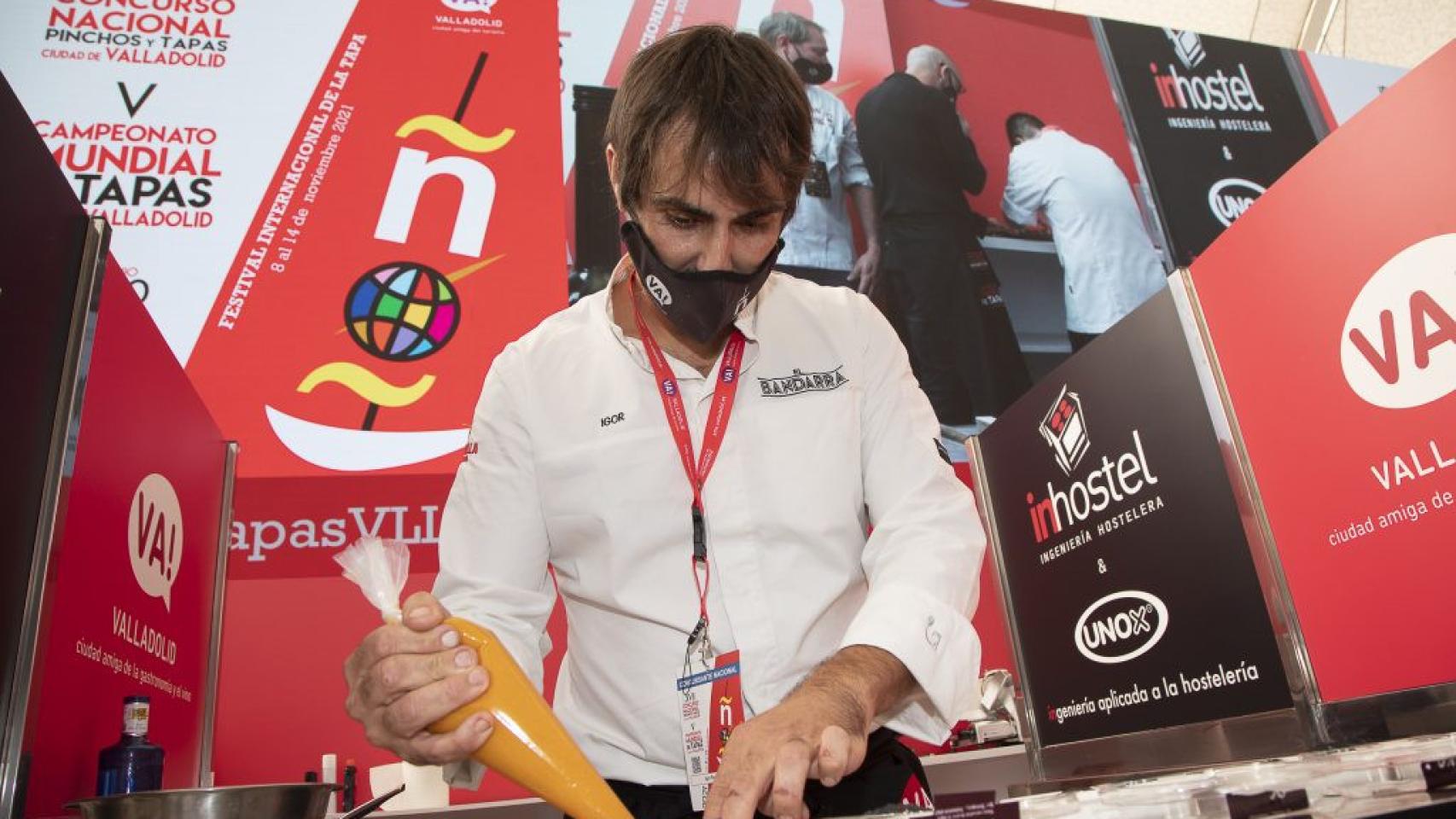 Un cocinero prepara un pincho en el Concurso Nacional de Pinchos del pasado año