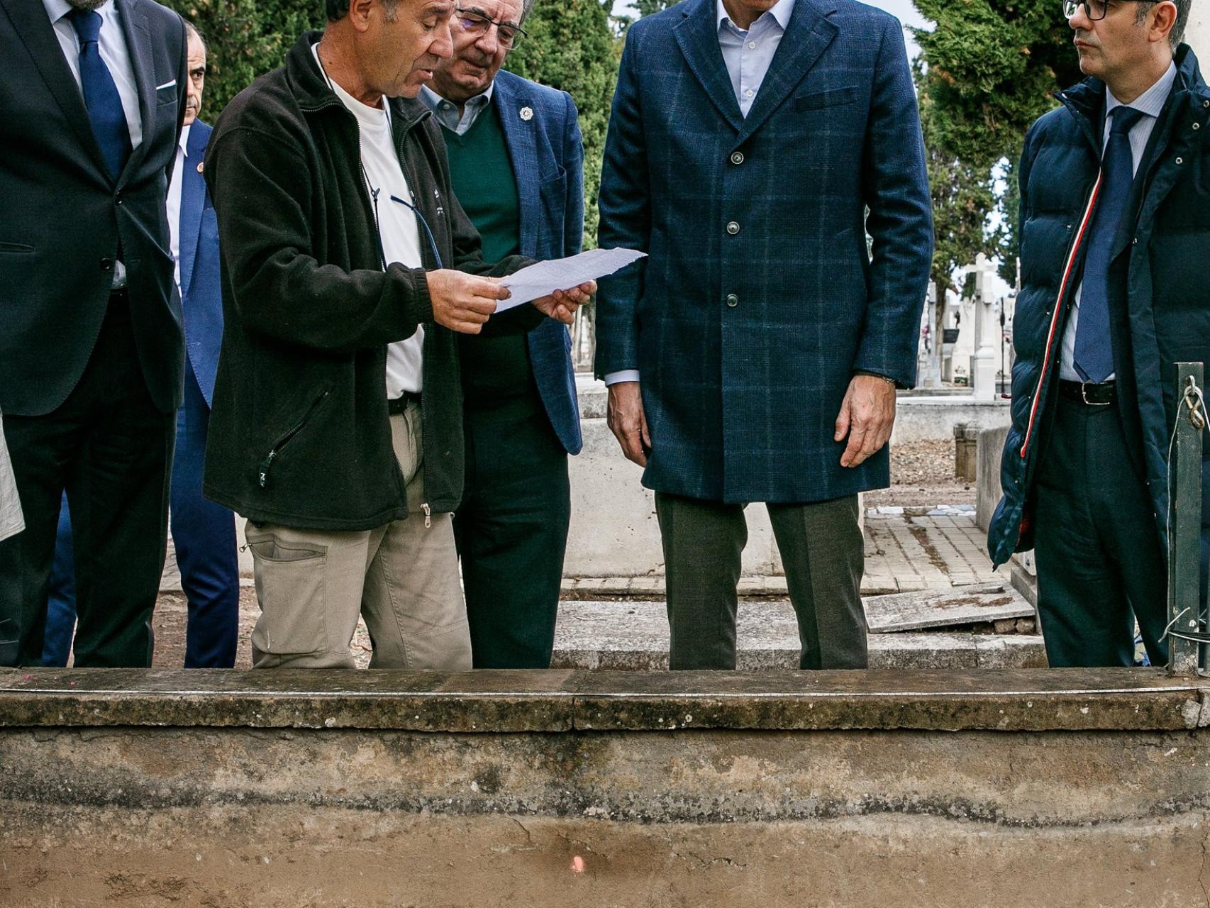 El presidente del Gobierno, Pedro Sánchez, durante su visita al memorial de las víctimas de la represión franquista en el Cementerio del Carmen de Valladolid, este lunes.