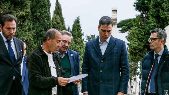 El presidente del Gobierno, Pedro Sánchez, durante su visita al memorial de las víctimas de la represión franquista en el Cementerio del Carmen de Valladolid, este lunes.