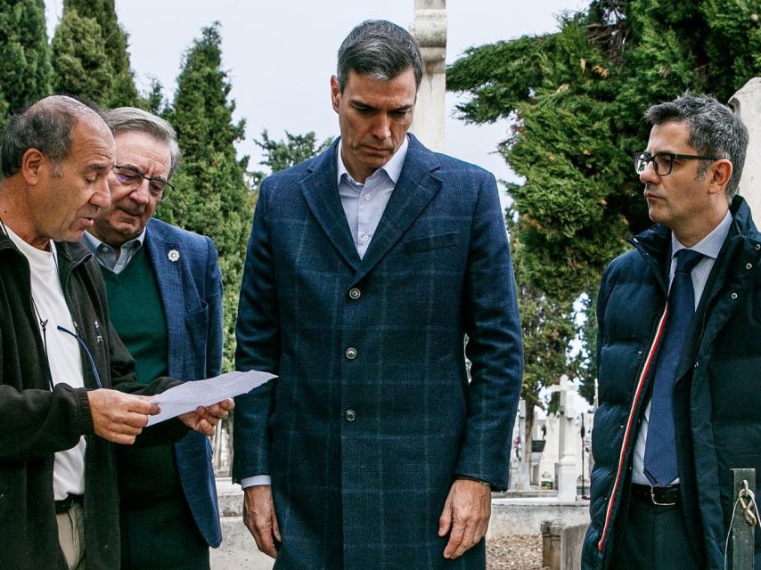 El presidente del Gobierno, Pedro Sánchez, durante su visita al memorial de las víctimas de la represión franquista en el Cementerio del Carmen de Valladolid, este lunes.