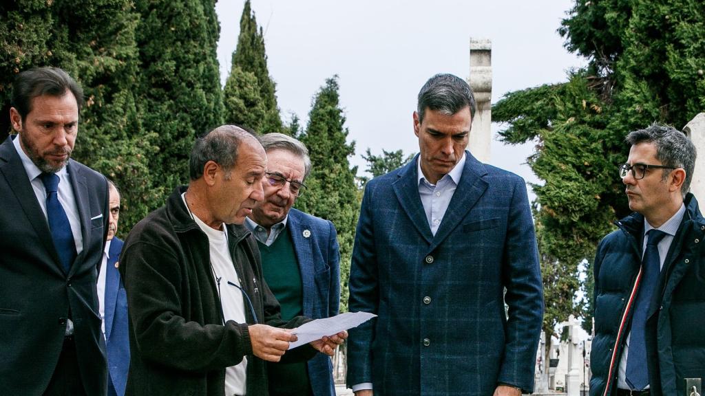 El presidente del Gobierno, Pedro Sánchez, durante su visita al memorial de las víctimas de la represión franquista en el Cementerio del Carmen de Valladolid.