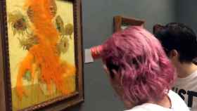 Activistas de Just Stop Oil vandalizando un Van Gogh con sopa de tomate.