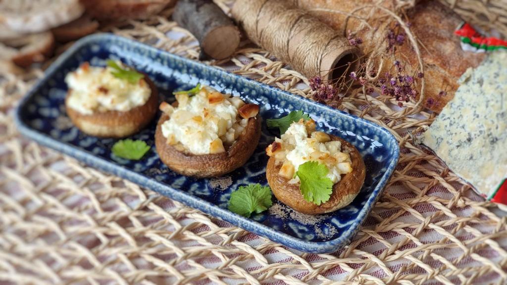 Champiñones rellenos de queso azul y nueces, un aperitivo en 5 minutos