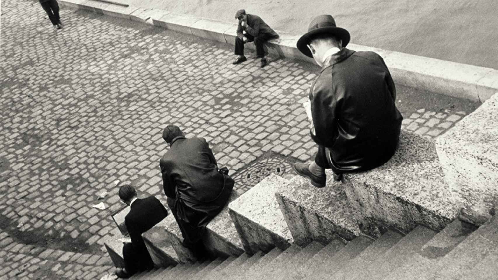 'Tres hombres sentados en las escaleras junto al Sena', 1931. © Estate of Ilse Bing