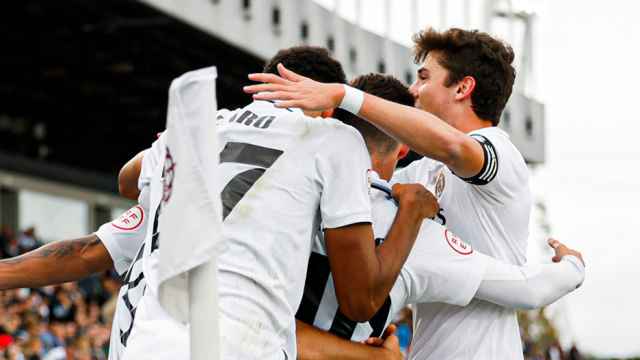 Los jugadores del Real Madrid Castilla celebran el gol de la victoria.