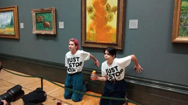 Dos activistas de la organización Just Stop Oil frente al cuadro manchado de Van Gogh.