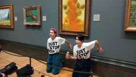 Dos activistas de la organización Just Stop Oil frente al cuadro manchado de Van Gogh.