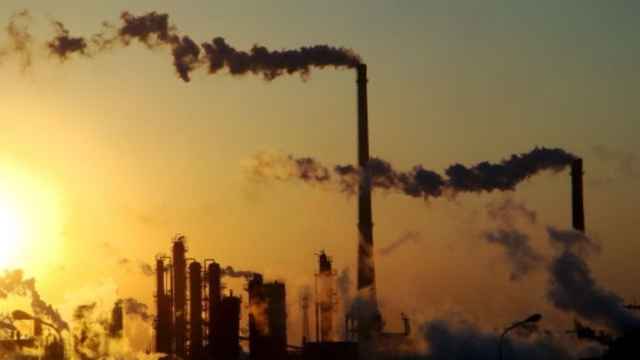 Imagen de recurso de una fábrica que expulsa gases contaminantes a la atmósfera.