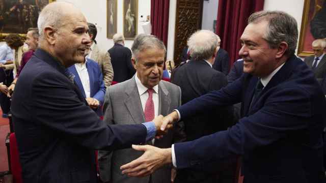 El secretario general del PSOE andaluz, Juan Espadas, saluda al expresidente de la Junta Manuel Chaves.
