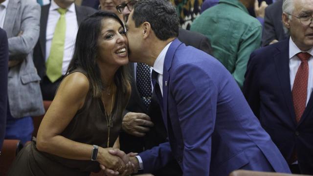 El presidente de la Junta de Andalucía, Juanma Moreno, saluda a Marta Bosquet en el Parlamento andaluz.