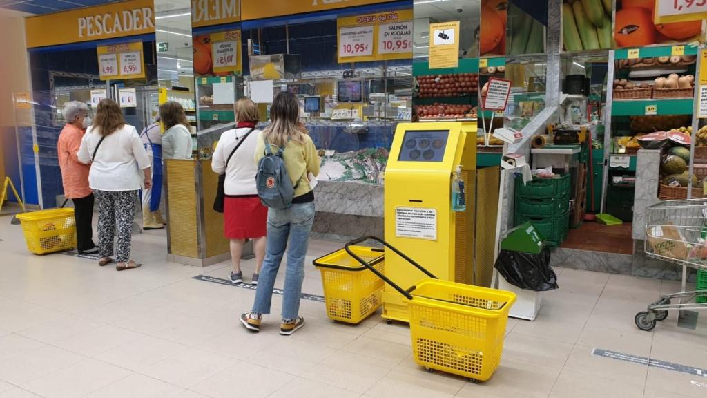 Gente comprando en un supermercado