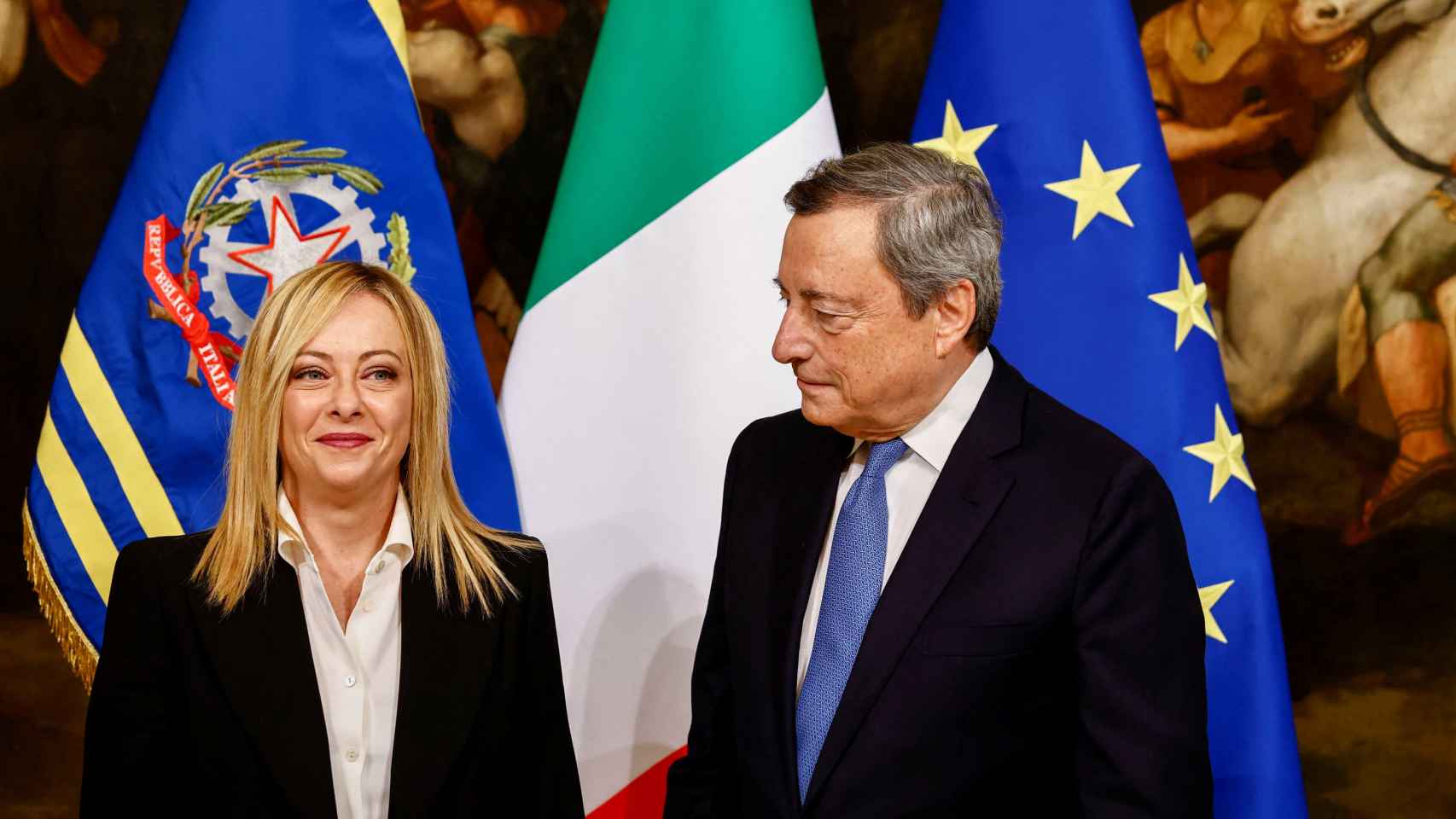 Mario Draghi junto a Giorgia Meloni en el Palacio Chigi (Roma).