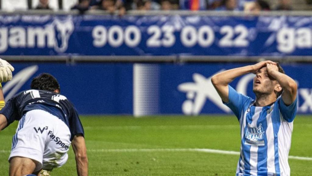 Aleix Febas se lamenta durante el Oviedo vs. Málaga CF