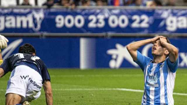 Aleix Febas se lamenta durante el Oviedo vs. Málaga CF