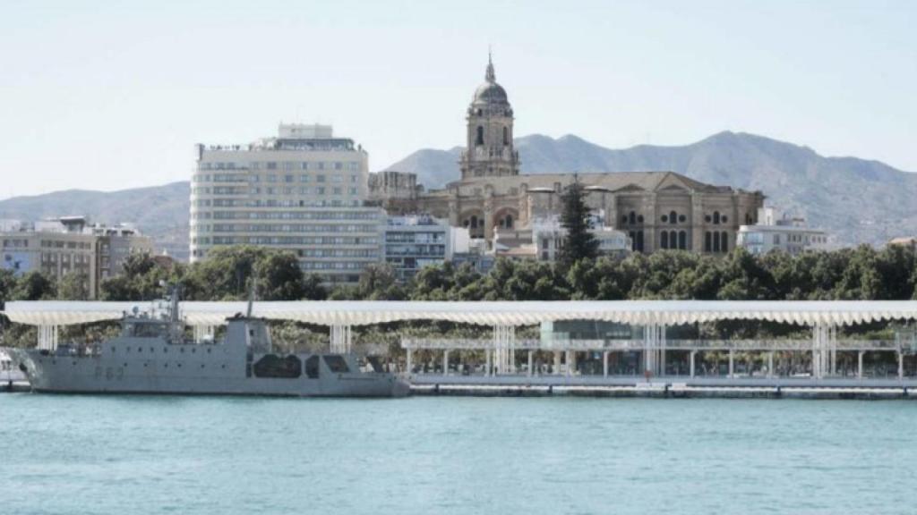 Vista de la Catedral de Málaga con el nuevo tejado a dos aguas desde el mar.