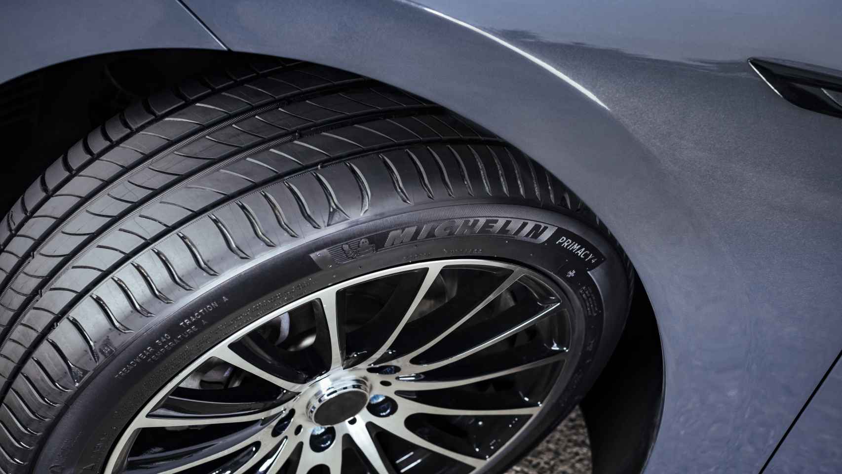 El rendimiento de un coche depende en gran medida de los neumáticos.