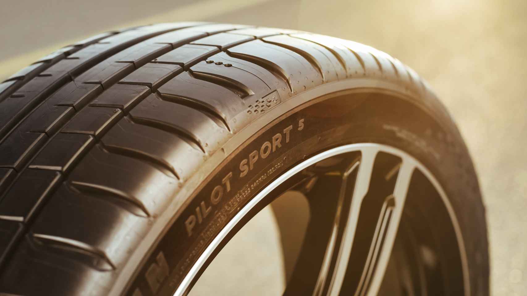 Los neumáticos originales son los que el fabricante aprueba para que se monten de manera estándar en el coche.