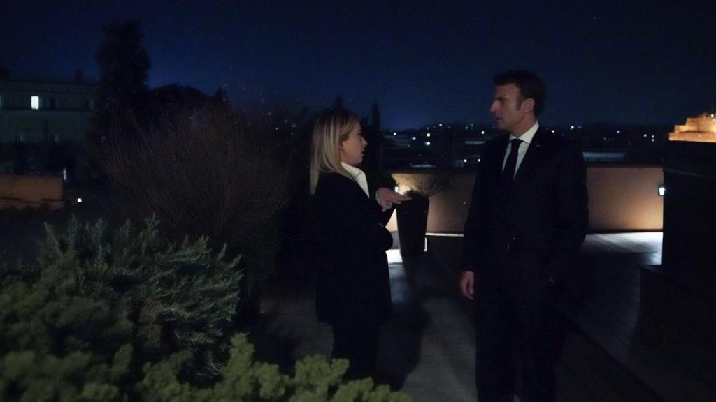 Giorgia Meloni y Emmanuel Macron, en la terraza del hotel en el que se vieron este domingo.