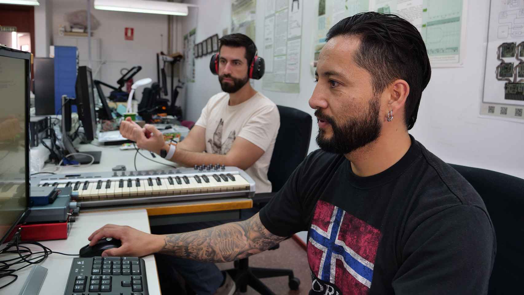 Paul Remache y Andrés Trujillo-León probando el dispositivo audio-táctil