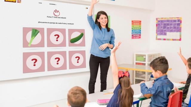 Profesora impartiendo una clase del programa de ‘Alimentes Digital’.