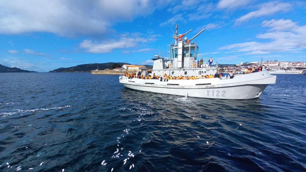 Escolares y vecinos de la ciudad lanzaron al mar los barcos