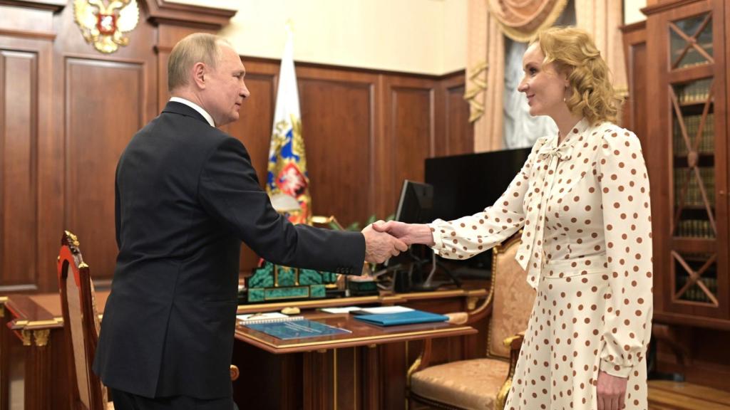 Maria Lvova-Belova y Vladimir Putin.