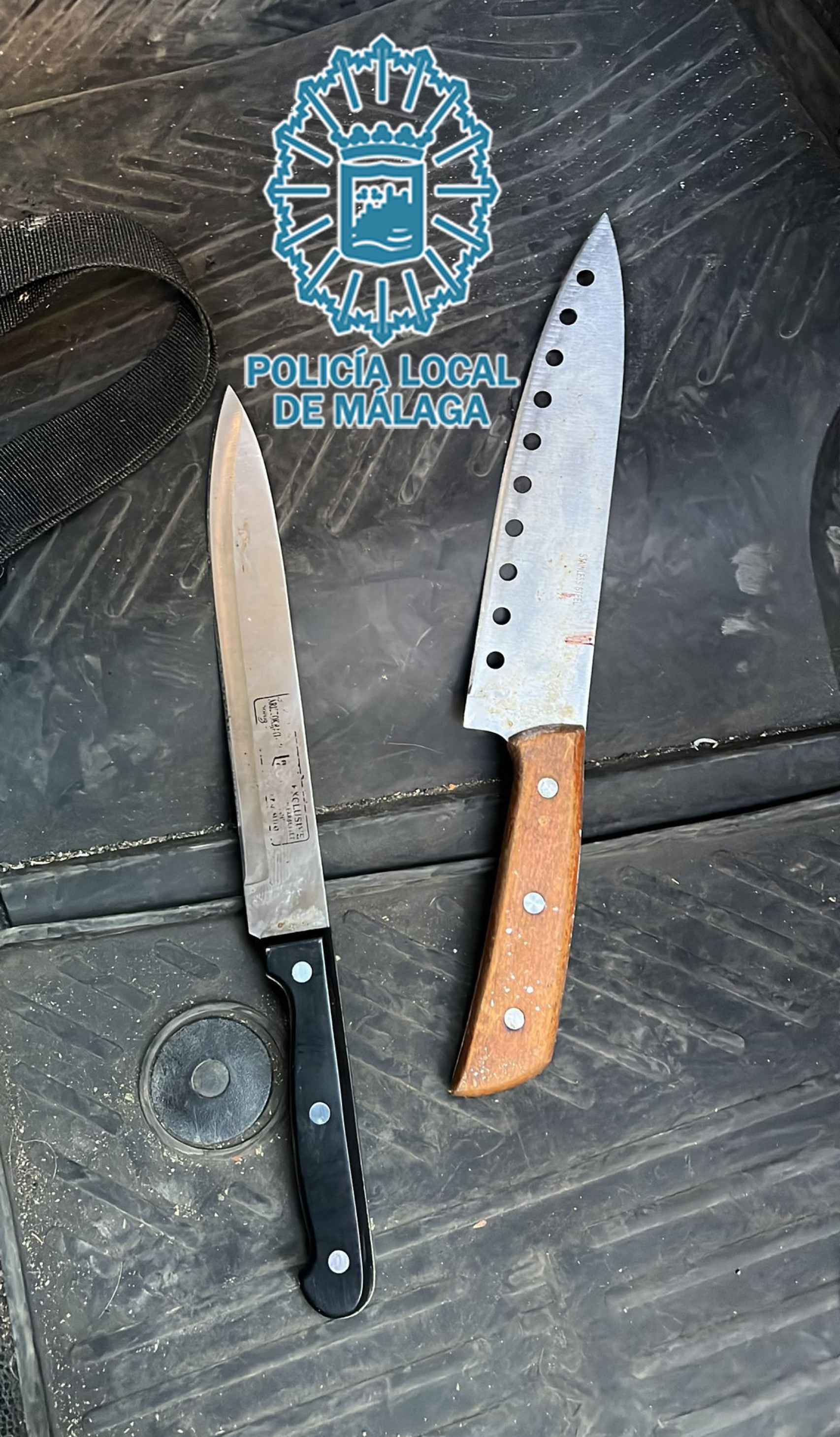 Dos de los cuchillos empleados por los agresores.