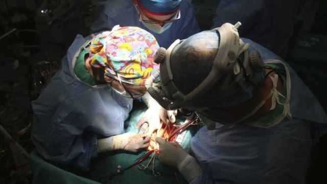 Unos cirujanos realizan un trasplante de hígado. (Archivo)