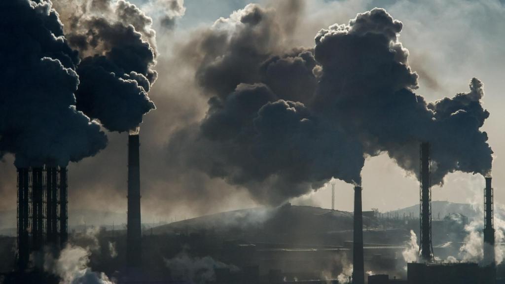 Imagen de archivo de una fábrica emisora de gases de efecto invernadero.