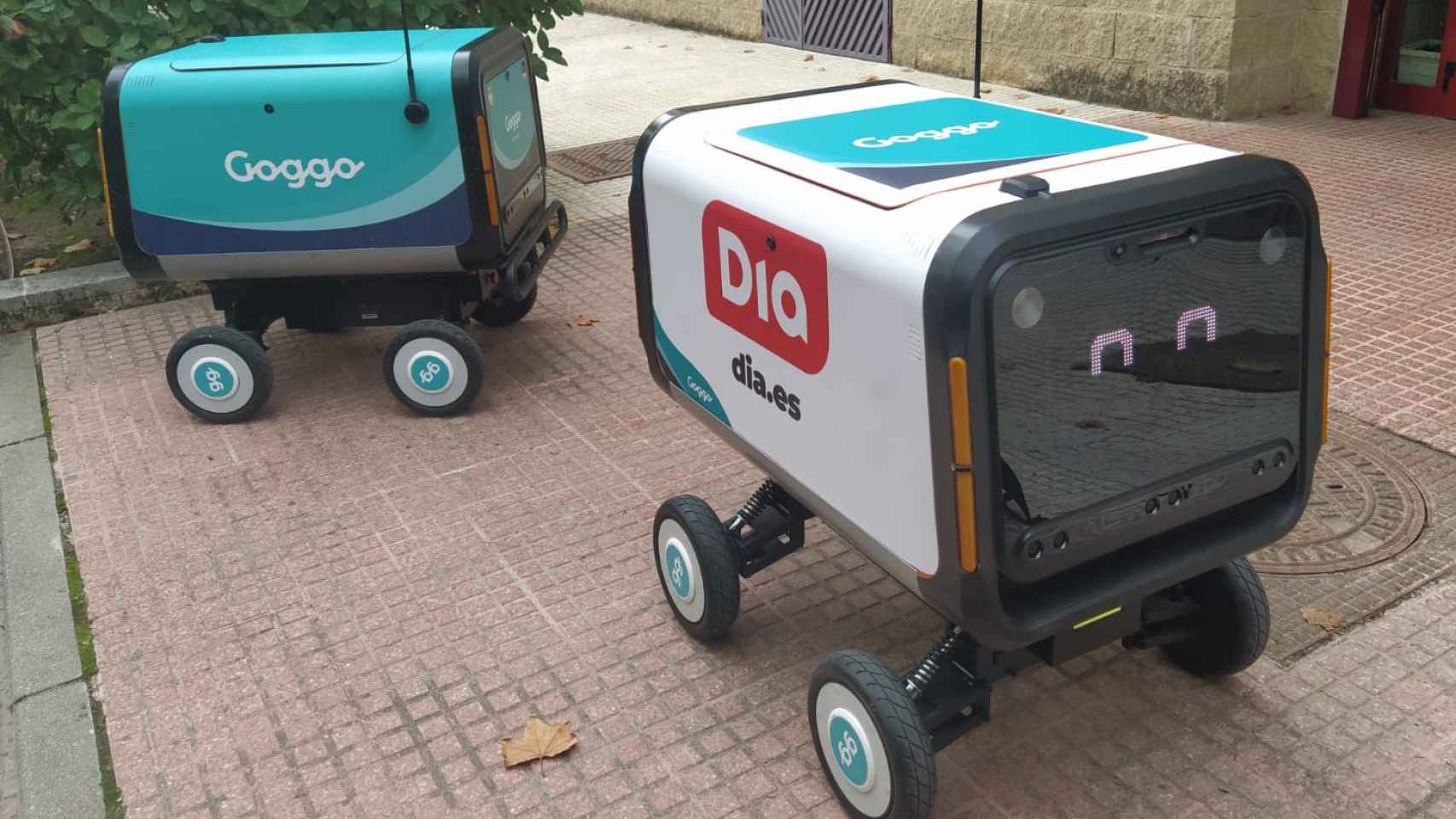 Dos robots repartidores de Goggo Network, que operarán para Dia o Telepizza.