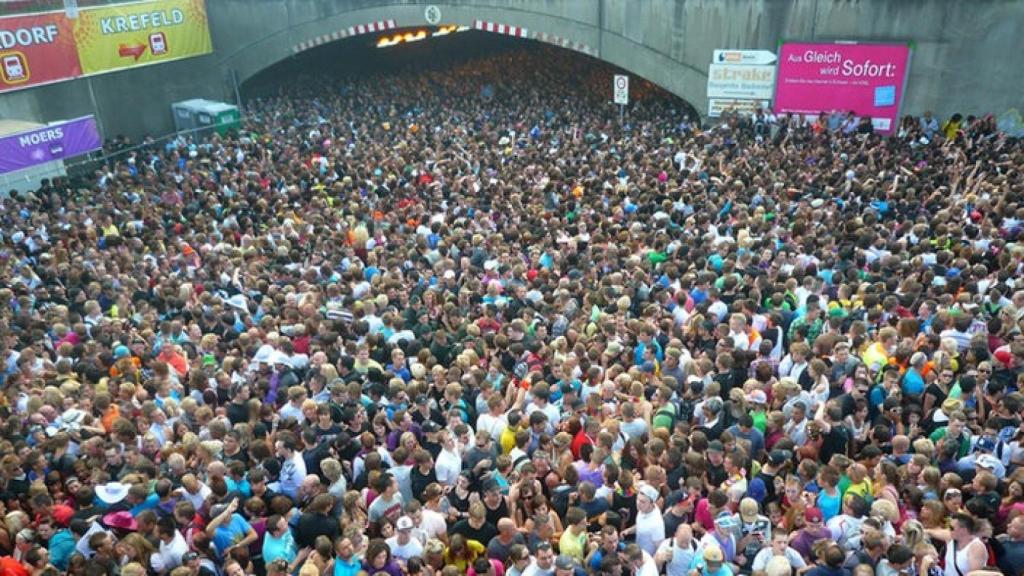 Miles de personas en la avalancha humana del Loveparade de 2010 donde fallecieron 21 personas.