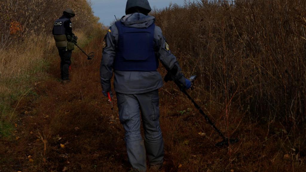 Exploración del equipo de remoción de minas terrestres y ordenadas sin explotar el 25 de octubre.