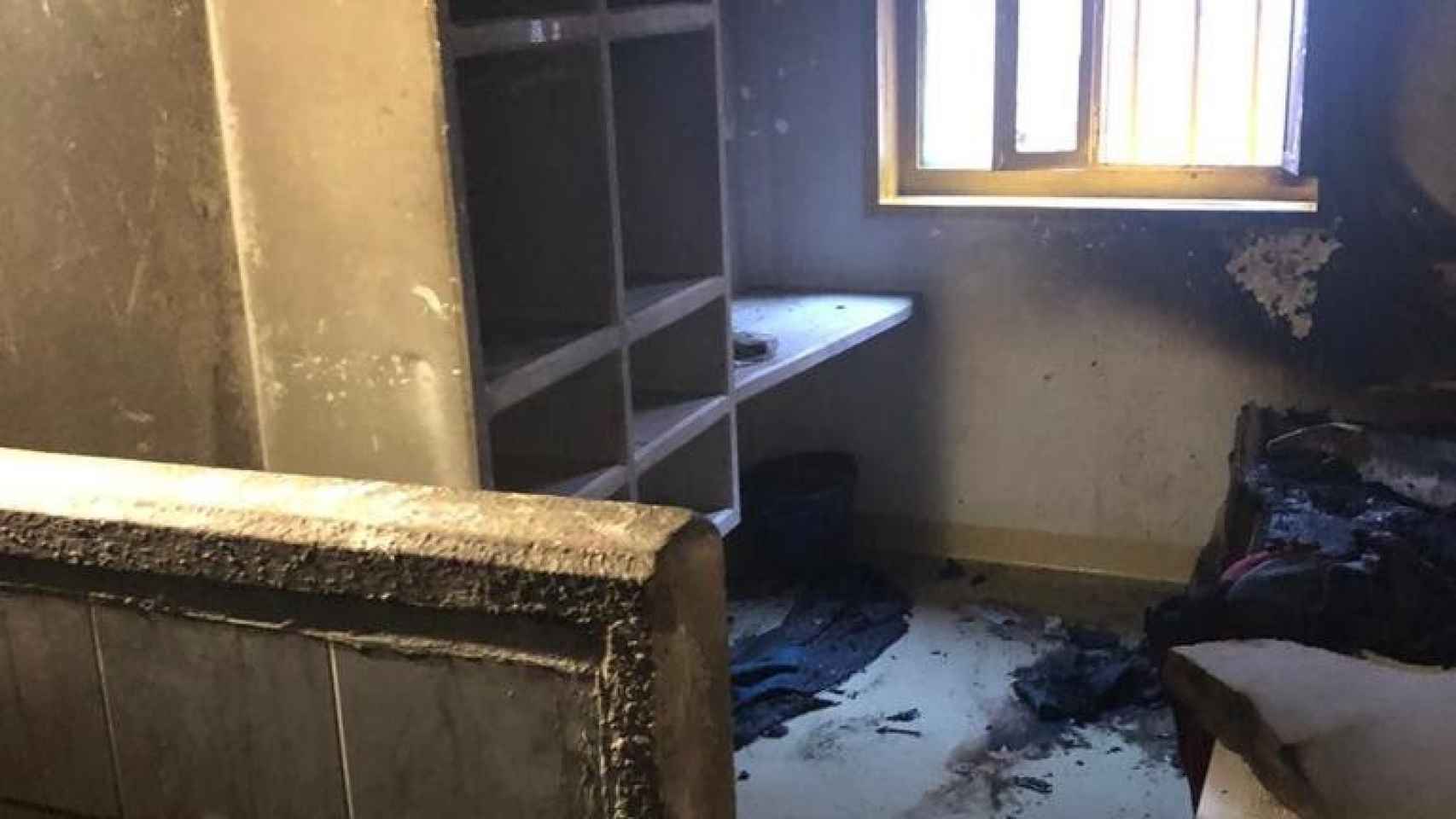 Imagen de una celda de aislamiento de la cárcel de Dueñas destrozada por el incendio provocado por un interno.