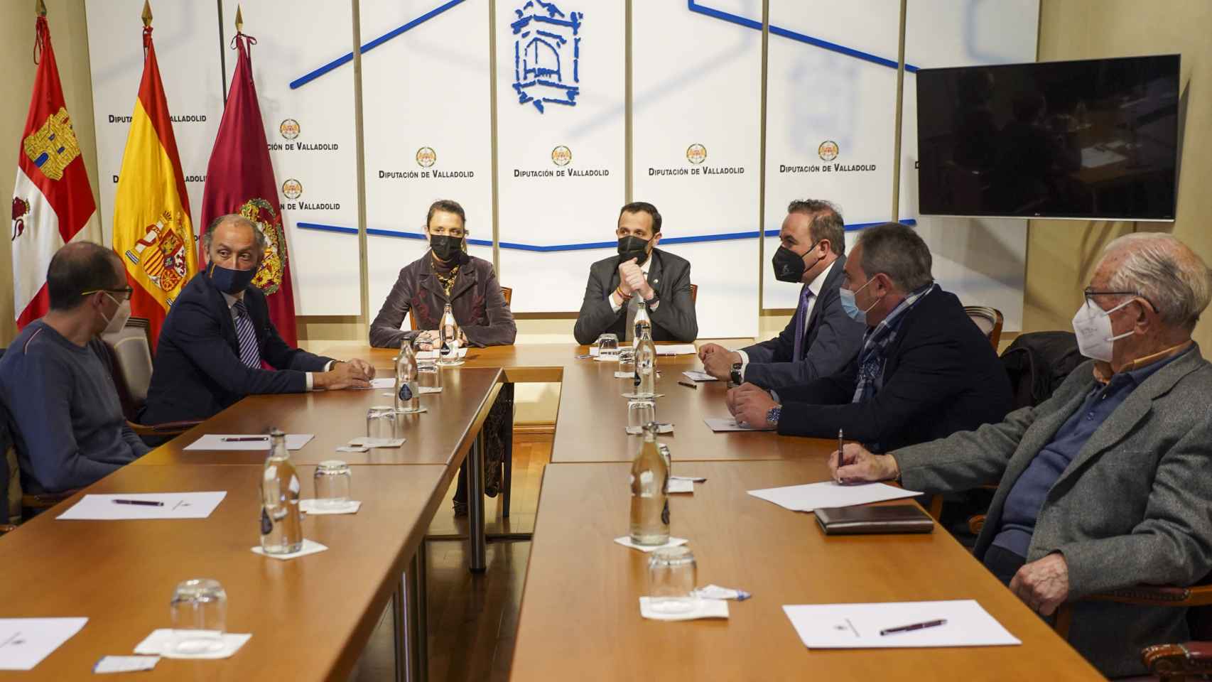 El presidente de la Diputación de Valladolid junto a representantes de CEOE Valladolid