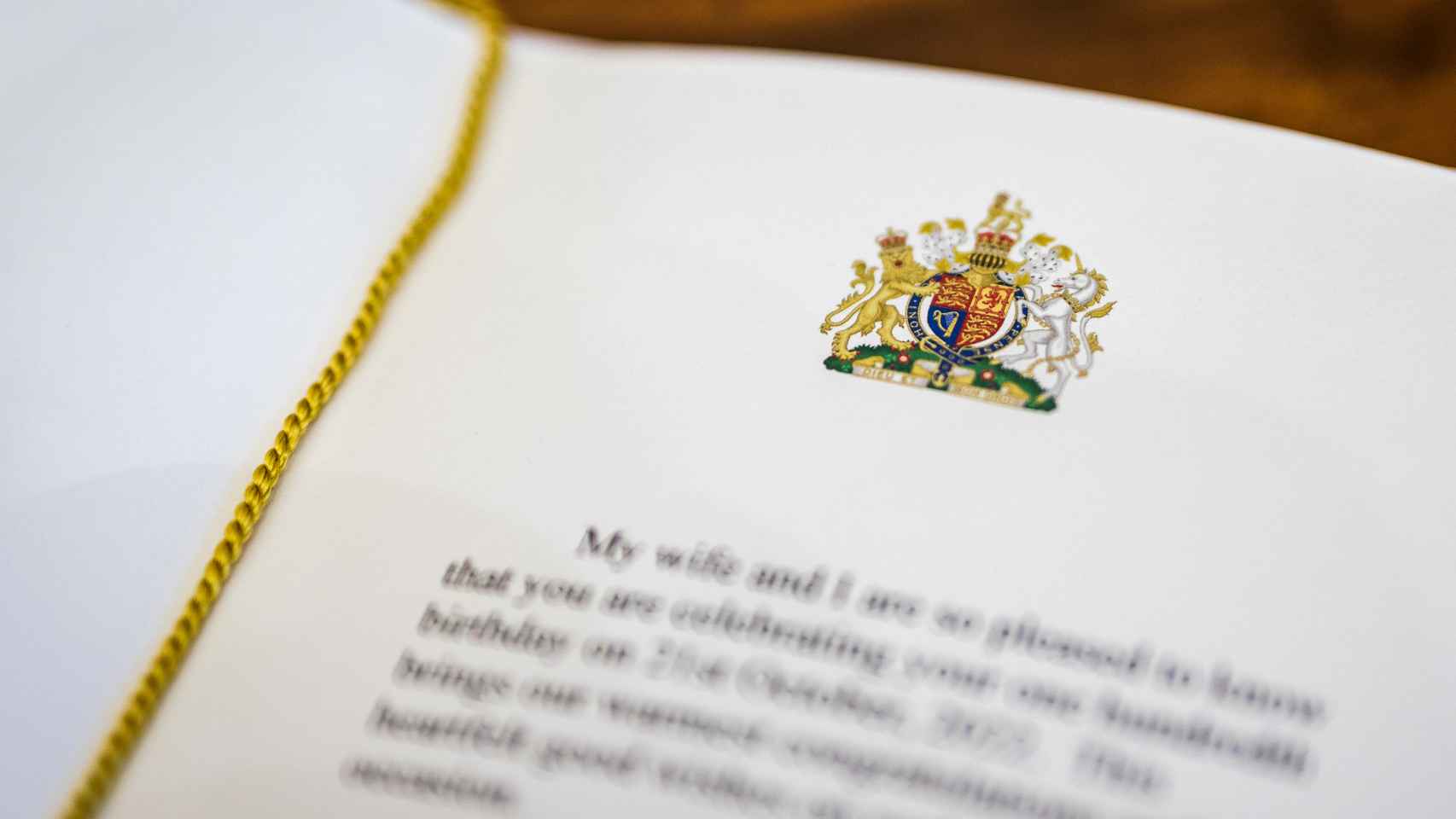 Mensaje escrito en una de las felicitaciones enviadas por el rey Carlos y la reina consorte Camilla.