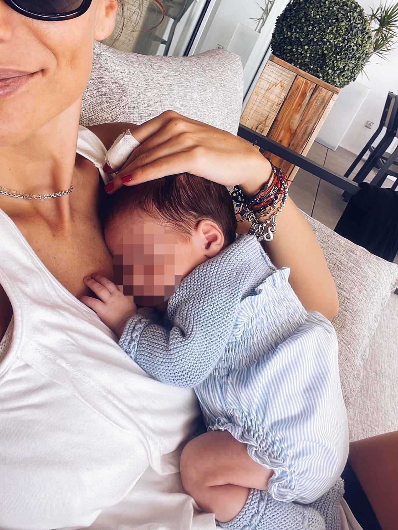 Lucía Villalón con su bebé en una imagen de sus redes sociales.