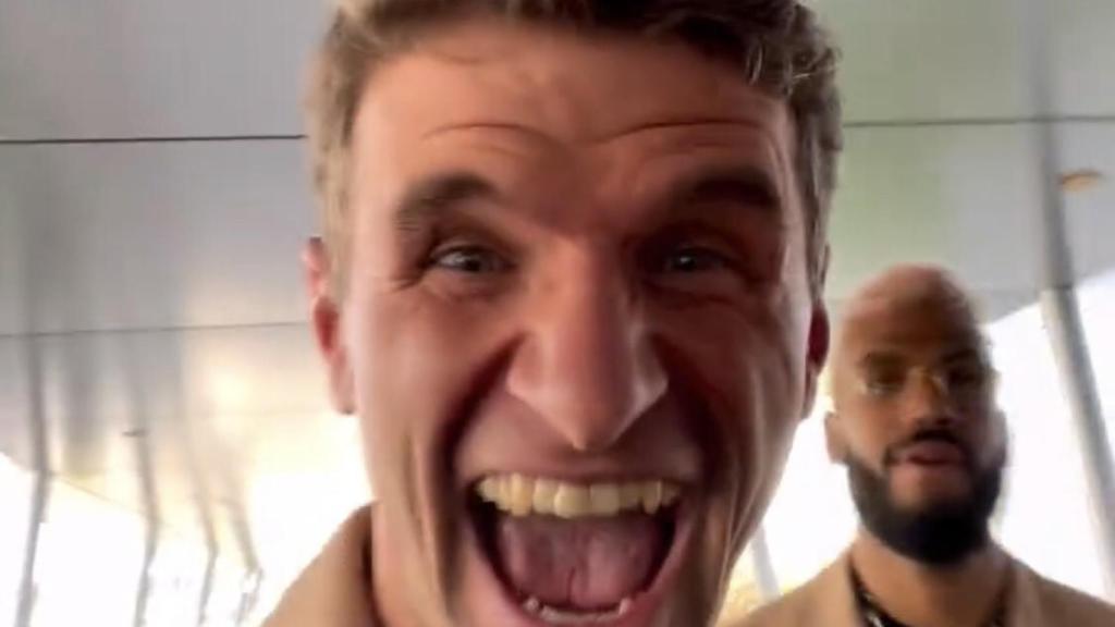 Thomas Müller en un viaje con el Bayern de Múnich