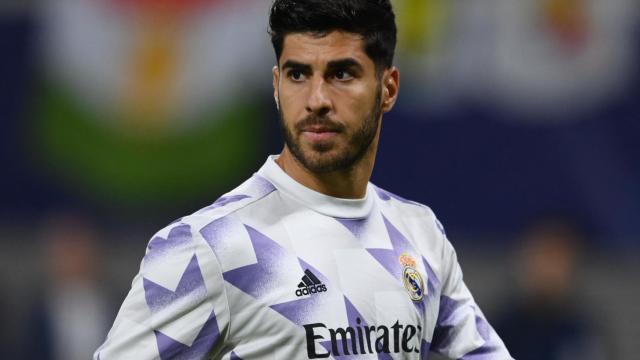 Marco Asensio caliente en el Red Bull Arena antes de un partido de Champions