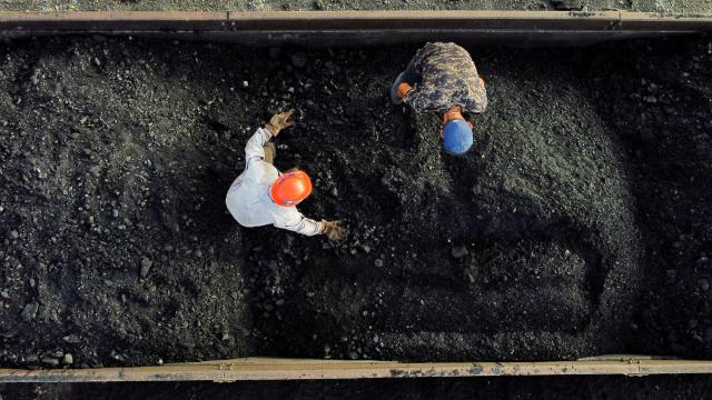 Dos mineros separan piedras del carbón antes de transportarlo a una mina, en México.