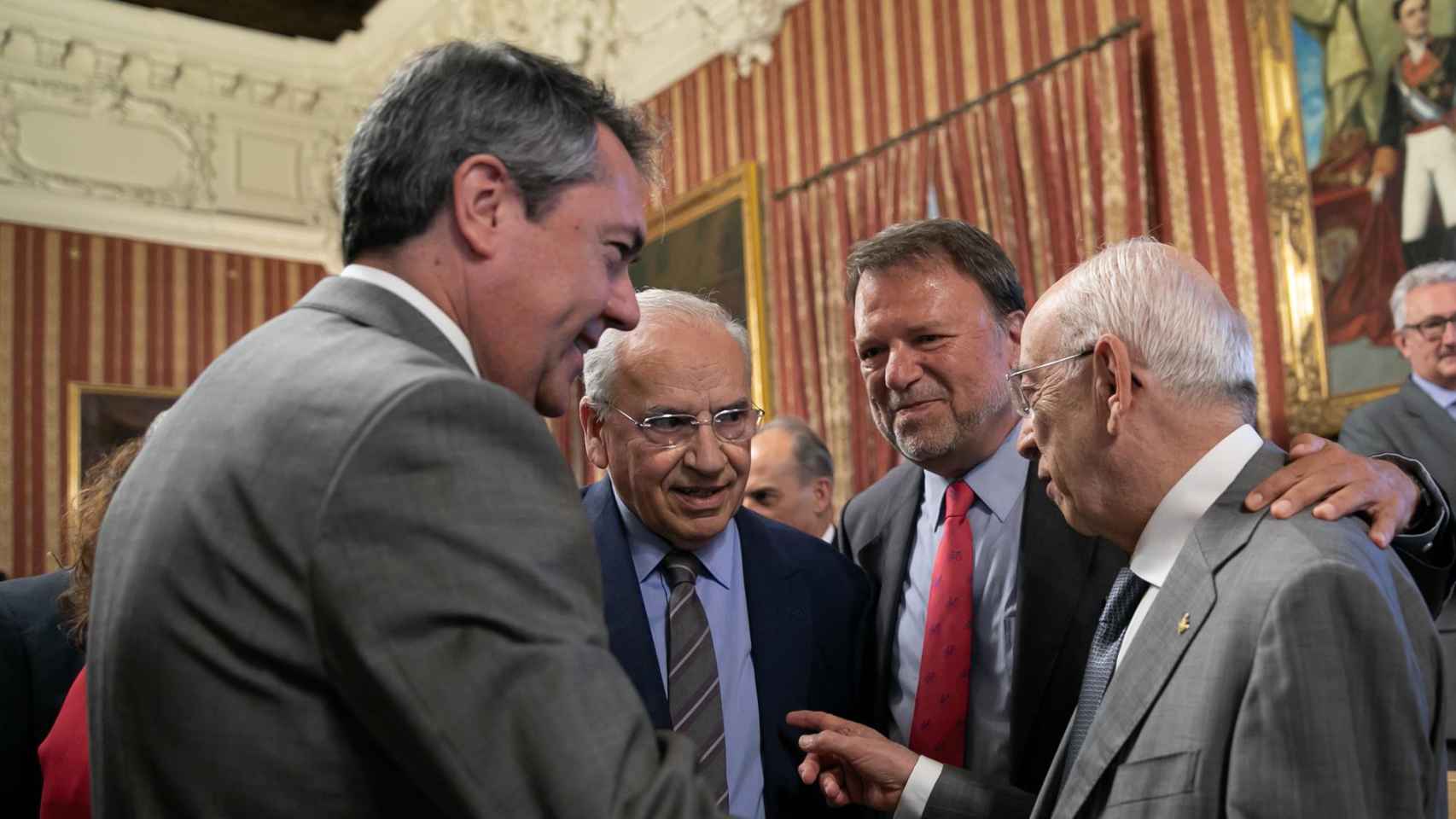 El exvicepresidente del Gobierno Alfonso Guerra junto al secretario general del PSOE andaluz, Juan Espadas, en una imagen de archivo.